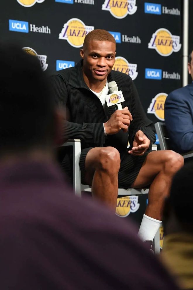 [NBA]詹姆斯26分 湖人险胜太阳