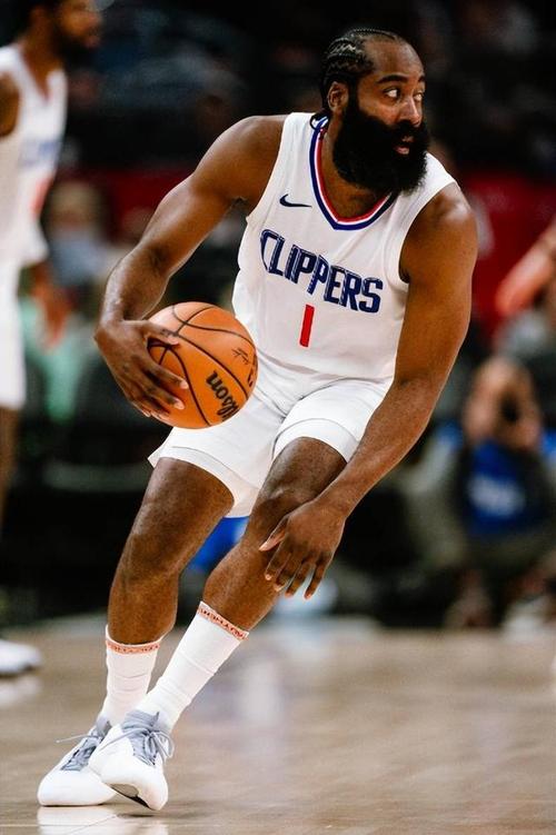 湖人破例致敬历史！詹姆斯球衣惊现骑士热火元素创NBA先例