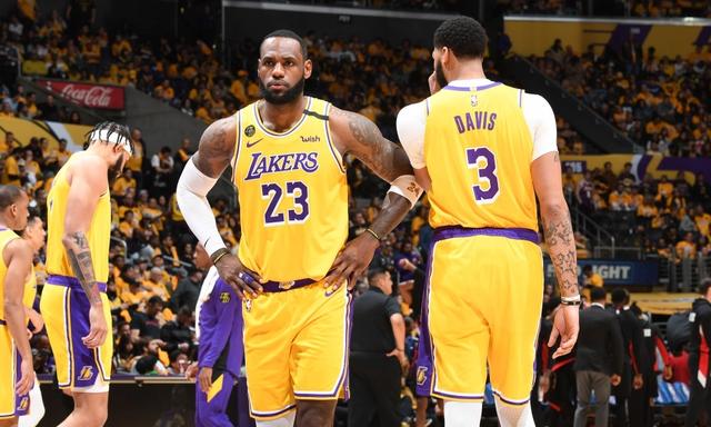 阿迪达斯发布与欧冠合作25周年纪念海报：梅西在列