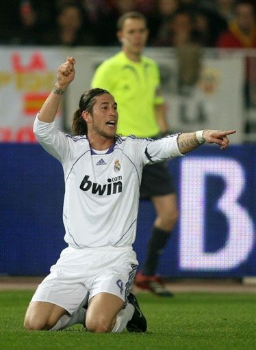 库里疑似被犯规未响哨 随手一抛仍然命中