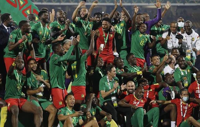 年薪5000万球星竟打包免费水！#篮球