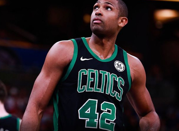 补篮绝杀！詹皇13+13延续6630天纪录：末节10+5助湖人重返前四