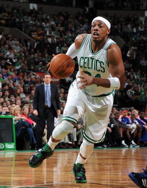 看台视角欣赏孙兴慜的任意球直接破门，球迷已经预感...